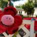 Fiori di peluche o pupazzi di stoffa lasciati dai bimbi si affacciano su staccionate bianche
